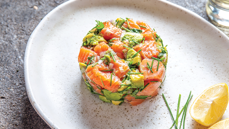 tartare-de-saumon-a-l-avocat-oignons-et-citron_0000077-ta_main