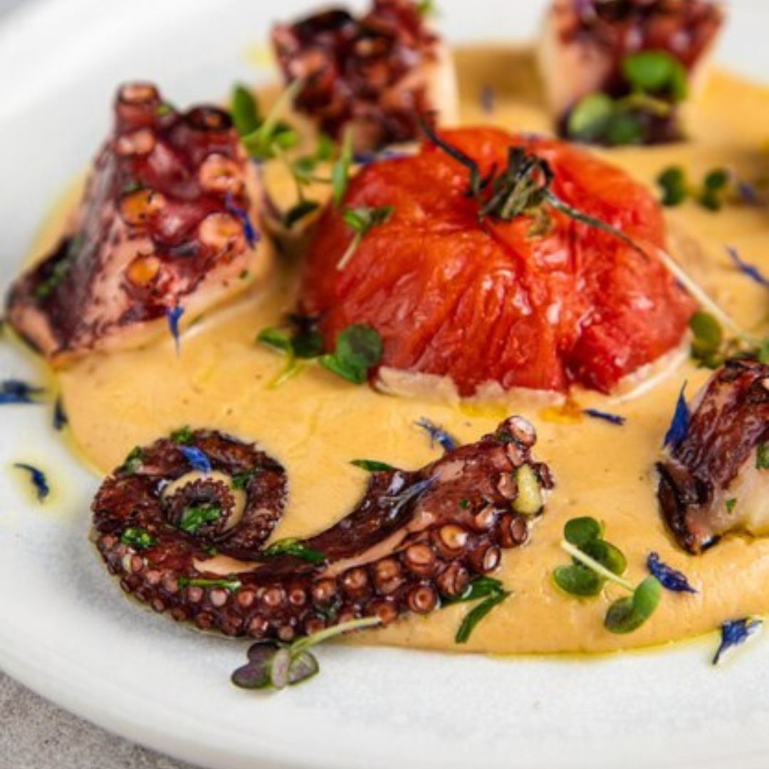 Tapas de poulpe grillé et sauce romesco