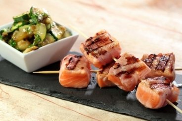 Brochettes de saumon au lard fumé et courgettes croquantes